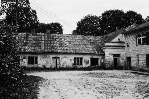 Dagilynės dvaras. Prie dvaro rūmo pristatytas vieno aukšto mūrinis pastatas. Vido Dulkės nuotrauka, 9 dešimtmetis